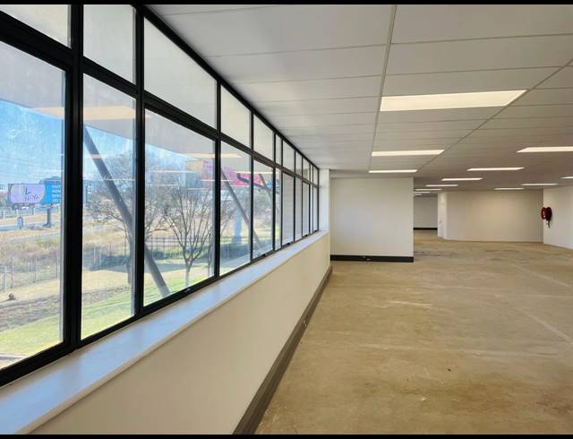 3,949M² OFFICE TO LET IN VORNA VALLEY
